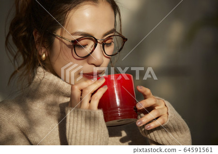 一個女人喝咖啡 64591561