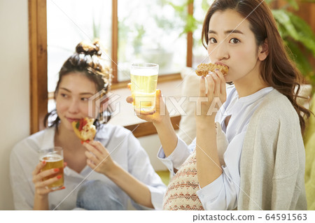 女人和她的朋友一起參加家庭聚會 女人和她的朋友一起參加家庭聚會 64591563