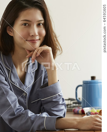 A woman eating breakfast　 64591605