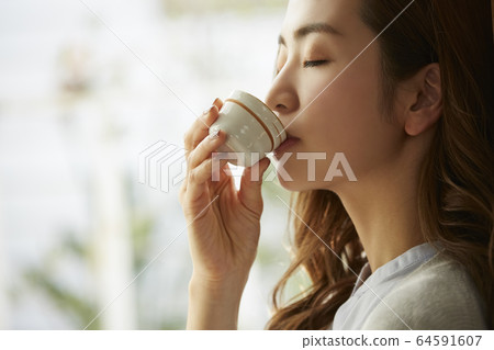 A woman drinking alcohol 64591607