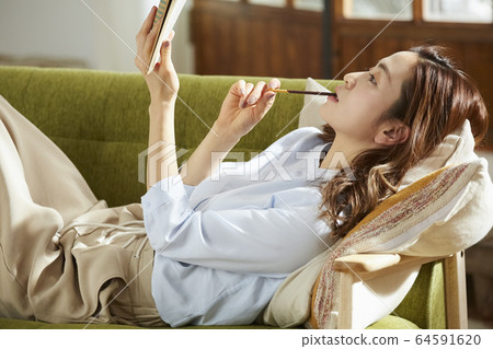 一個女人在客廳放鬆 64591620