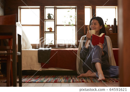 放鬆在臥室的婦女 64591621
