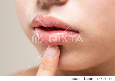 Lips close-up 64591958
