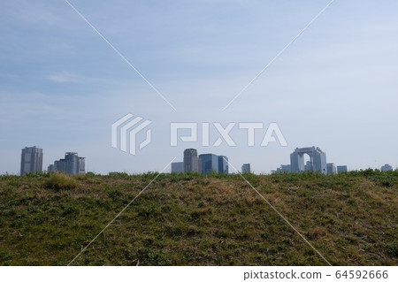 淀川的堤防和大阪市的摩天大樓 淀川的堤防和大阪市的摩天大樓 64592666