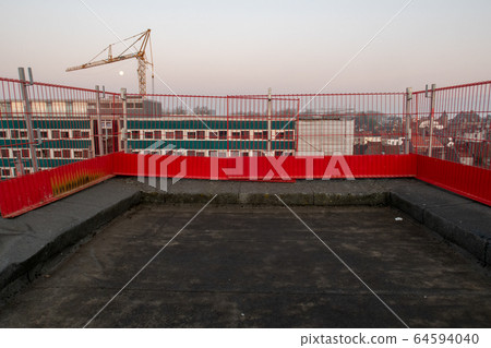 Work is underway on the roof 64594040