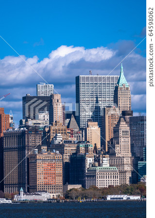 《紐約》曼哈頓的摩天大樓，從海景 64598062