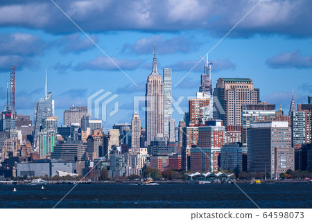 《紐約》曼哈頓的摩天大樓，從海景 64598073
