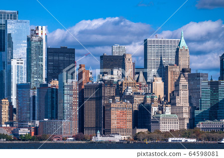 《紐約》曼哈頓的摩天大樓，從海景 64598081