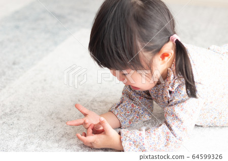 Crying girl 64599326