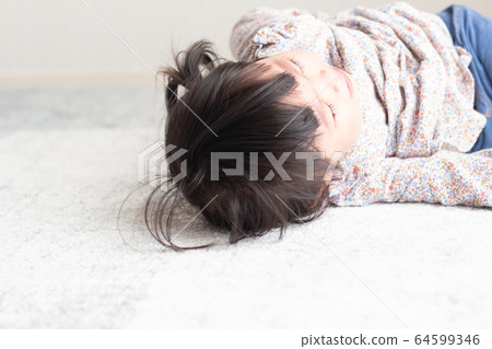 Crying girl 64599346