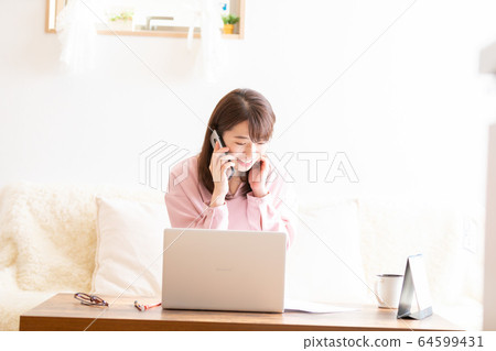 一位女士確認一份文件 64599431