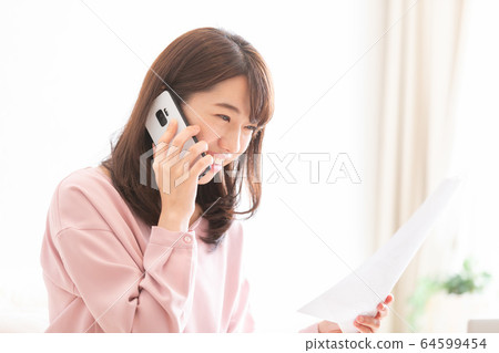 一位女士確認一份文件 64599454