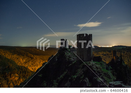 拉斯塔爾城堡的風景和夜景 拉斯塔爾城堡的風景和夜景 64600416