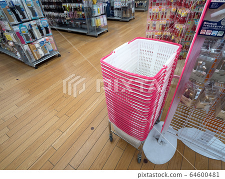 商店中安裝的購物車 商店中安裝的購物車 64600481