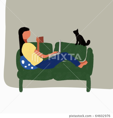 躺在沙發上使用PC的女人和黑貓（無臉） 64602976