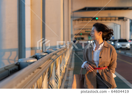 中年婦女業務 64604419