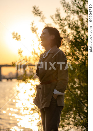 中年婦女業務 64604710