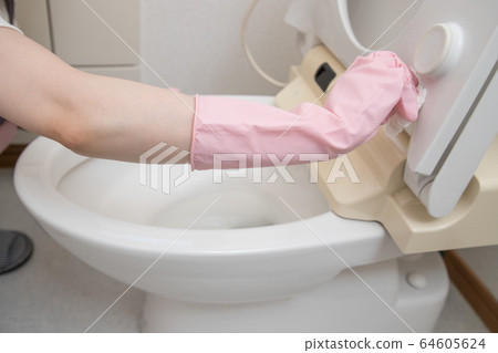 Cleaning the toilet Cleaning the toilet 64605624
