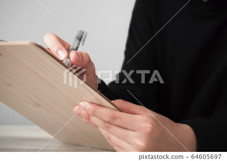 在紙上做筆記的人 在紙上做筆記的人 64605697