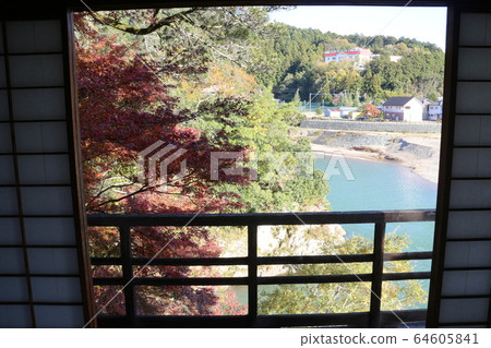 Wolong Mountain Villa in autumn colors Wolong Mountain Villa in autumn colors 64605841