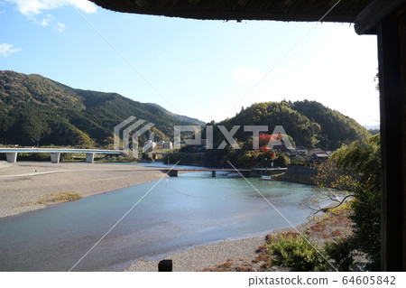 Wolong Mountain Villa in autumn colors Wolong Mountain Villa in autumn colors 64605842
