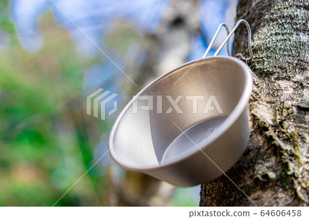 露營材料：謝拉杯掛在樹上 64606458