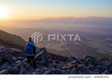 Kusumiyama A mountaineer looking down 64606542