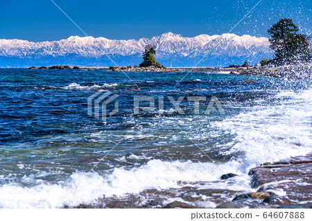 <Toyama Prefecture> Amaharashi Coast, Meiwa and Tateyama Mountain Range 64607888