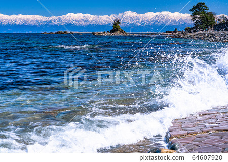<Toyama Prefecture> Amaharashi Coast, Meiwa and Tateyama Mountain Range <Toyama Prefecture> Amaharashi Coast, Meiwa and Tateyama Mountain Range 64607920