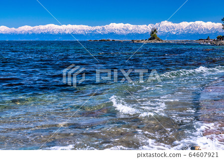 <Toyama Prefecture> Amaharashi Coast, Meiwa and Tateyama Mountain Range <Toyama Prefecture> Amaharashi Coast, Meiwa and Tateyama Mountain Range 64607921
