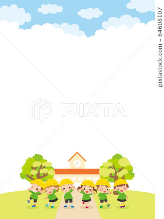 一個活潑開朗的幼兒園孩子，在幼兒園前微笑 64608107