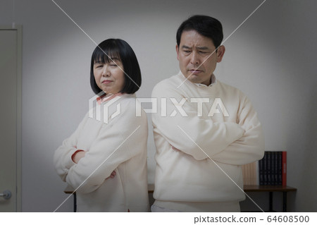 中年夫妻吵架的形象 中年夫妻吵架的形象 64608500