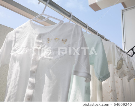嬰兒在晾衣繩上的可愛嬰兒衣服和毛絨長頸鹿 64609240