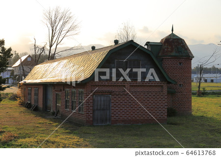 北海道、十勝地區、牧場風景（秋季） 64613768