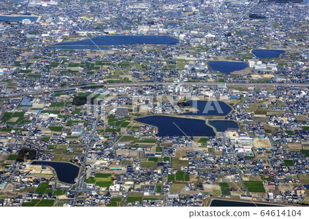 香川縣丸龜市水庫池塘的鳥瞰圖 64614104