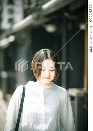 一個女人觀光京都的街道 一個女人觀光京都的街道 64614236