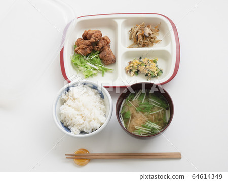 老年人和老年人可以輕鬆食用的一盤式護理食品[護理午餐] 64614349
