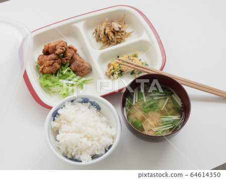 老年人和老年人可以輕鬆食用的一盤式護理食品[護理午餐] 64614350