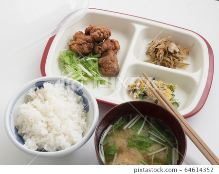 老年人和老年人可以輕鬆食用的一盤式護理食品[護理午餐] 64614352