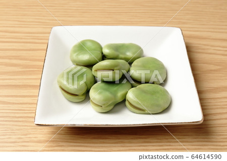 Broad beans Broad beans 64614590