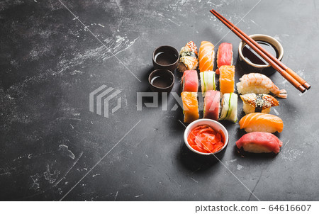 Mixed Japanese sushi set 64616607