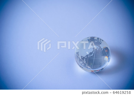 世界地球儀上白皮書與深色陰影 世界地球儀上白皮書與深色陰影 64619258