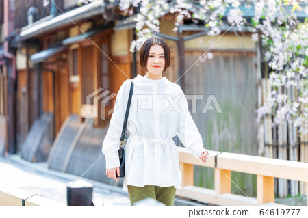 一個女人觀光京都的街道 64619777