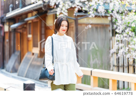 一個女人觀光京都的街道 64619778
