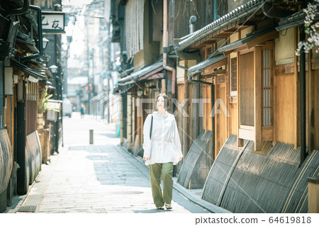 一個女人觀光京都的街道 一個女人觀光京都的街道 64619818
