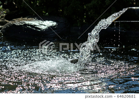 淡水從壺嘴流入花園池塘 淡水從壺嘴流入花園池塘 64620681
