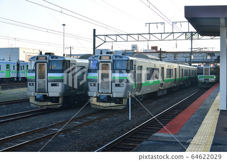 拍攝春季在北海道Tom小牧市的JR ako小牧站等候的普通火車的早晨景色 64622029