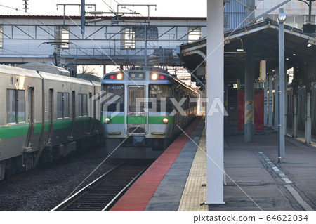 拍攝春季在北海道Tom小牧市的JR ako小牧站等候的普通火車的早晨景色 64622034