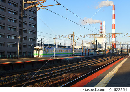 春天,拍攝北海道Tom小牧市JR ako小牧站出發的普通火車的早晨景色。 春天,拍攝北海道Tom小牧市JR ako小牧站出發的普通火車的早晨景色。 64622264