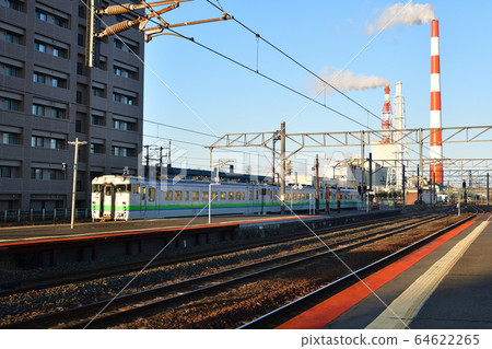 春天,拍攝北海道Tom小牧市JR ako小牧站出發的普通火車的早晨景色。 春天,拍攝北海道Tom小牧市JR ako小牧站出發的普通火車的早晨景色。 64622265